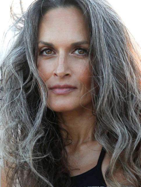 Assumer ses cheveux gris, une libration ?