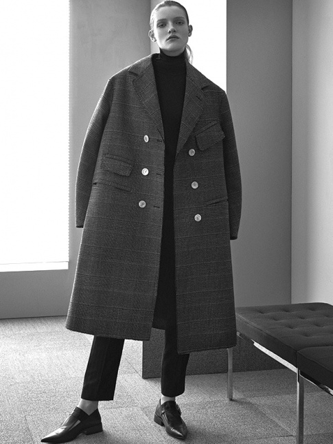 Toujours penser  dgager la cheville lorsqu'il s'agit de dompter un manteau oversize...