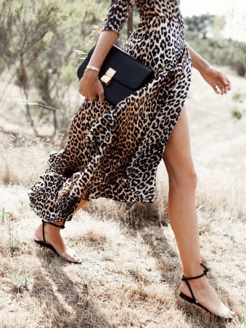 Robe lopard + fine sandales noires + sac Classic = le bon mix