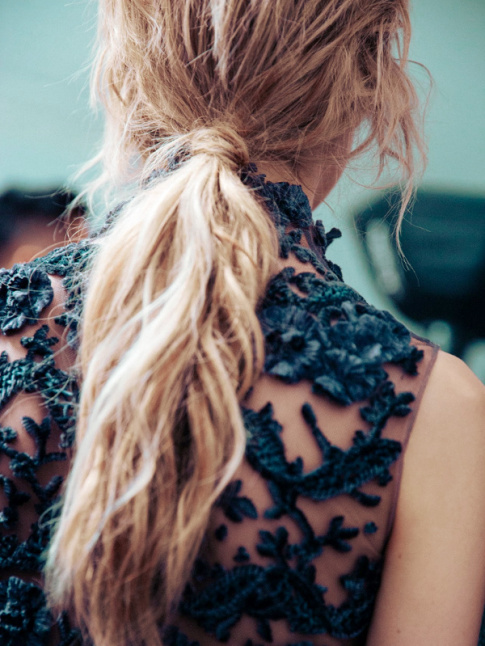 Coiffure coiffe/dcoiffe + robe sophistique = le bon mix