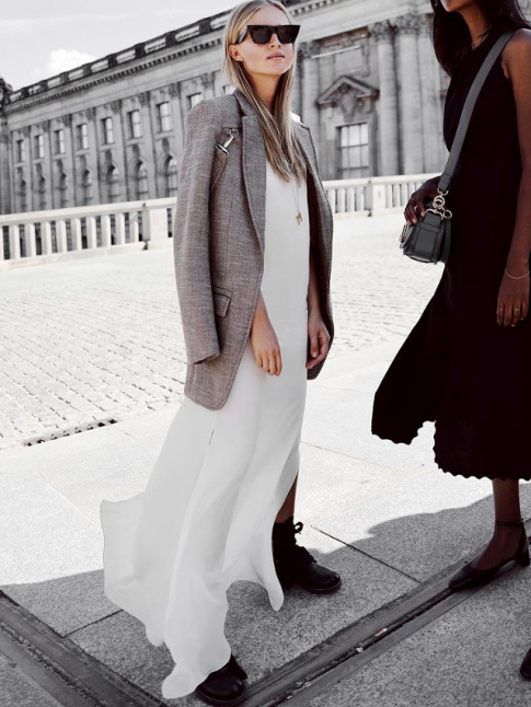 Blazer masculin + longue robe blanche vaporeuse = le bon mix