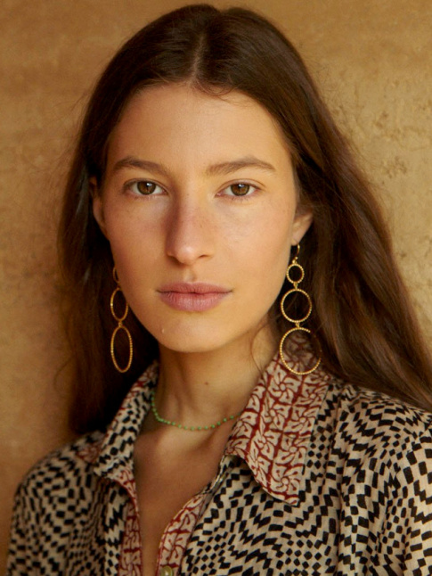 Bijoux fin + robe imprime + mine ultra naturelle = le bon mix