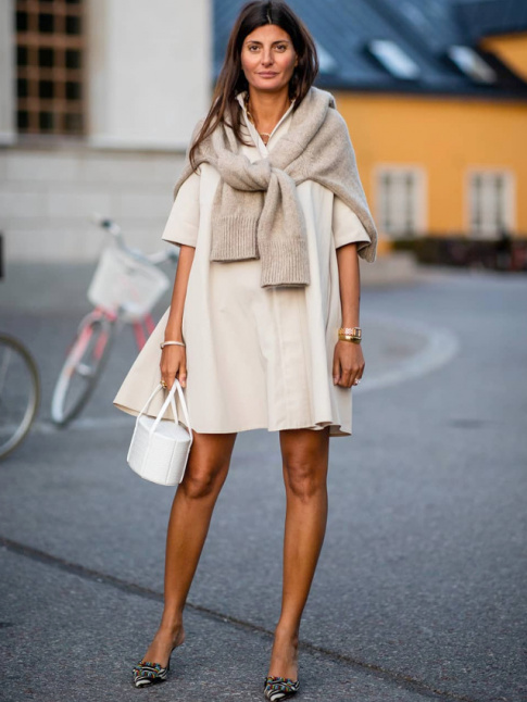 Mlant mini robe ample, mules sophistiques et bronzage caramel, ce look a tout bon !