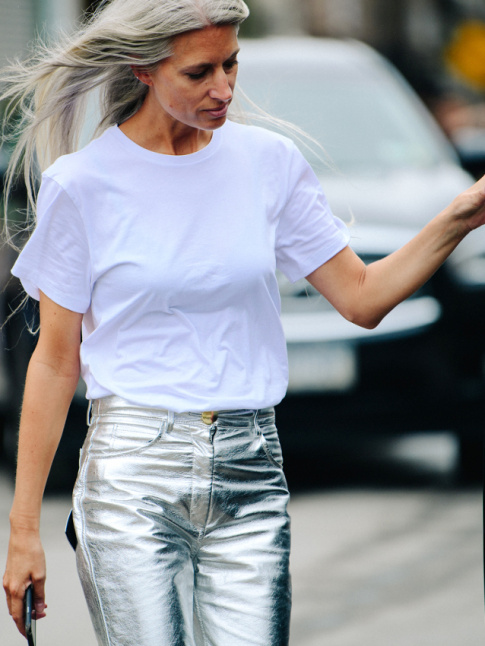 Cheveux gris + pantalon argent = le bon mix