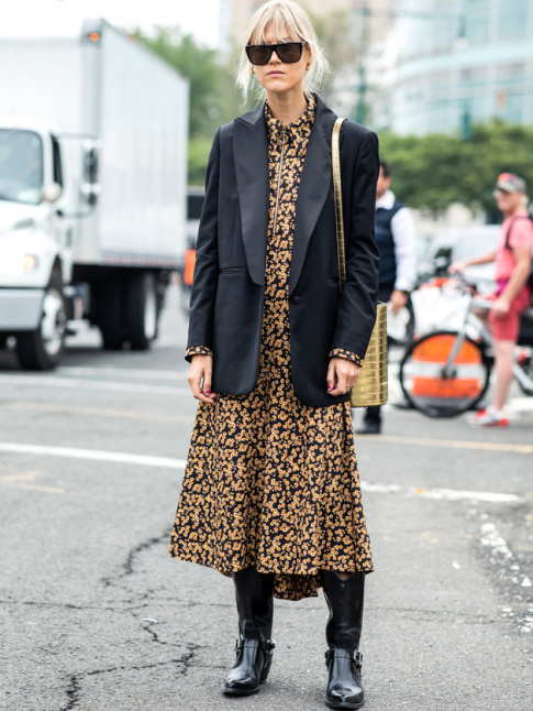 Veste de smoking + robe midi fleurie = le bon mix