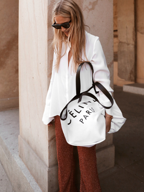 Cette saison, le maxi cabas se porte comme une simple pochette