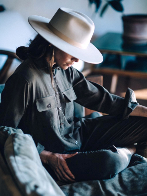 Combinaison pantalon + fedora  larges bords = le bon mix
