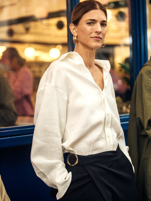 Chemise blanche lgrement bascule vers l'arrire + chignon sage + croles sophistiques = le bon mix