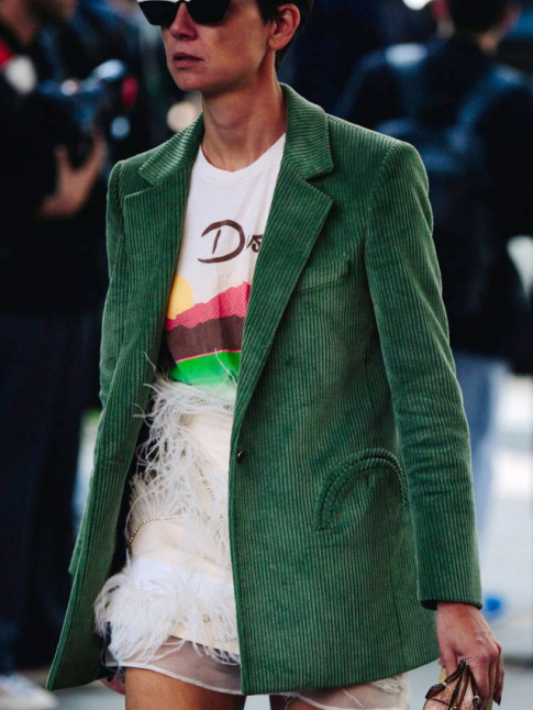 Rien de tel qu'un blazer en velours pour dompter une mini jupe  plumes !