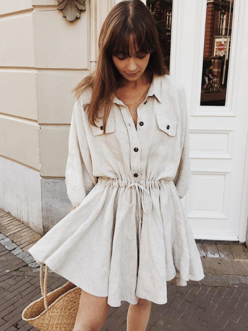 Mlant fronces fminines et dtail chemise, cette petite robe a tout bon !