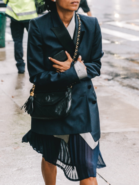 Blazer masculin + jupe midi en voile = le bon mix