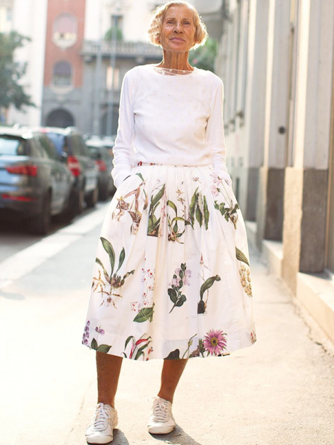Ample jupe midi + baskets = le bon mix