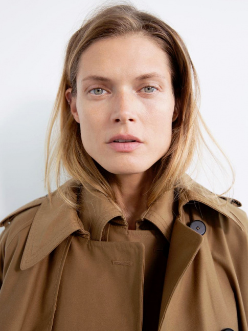 Trench + teint nude = le bon mix
