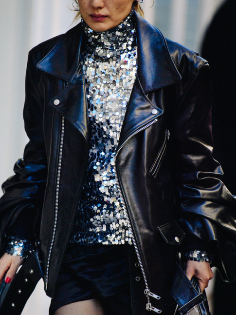 Rien de tel qu'un blouson oversize pour dompter une micro jupe !