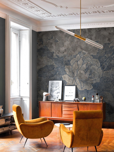 Papier peint baroque + meubles design = le bon mix