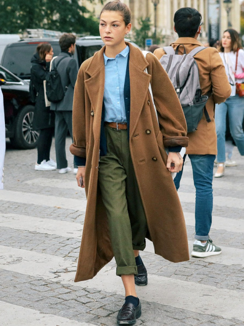 En combinant teintes organiques, manteau lgrement trop grand et chignon de danseuse, cette jeune fille a tout bon !