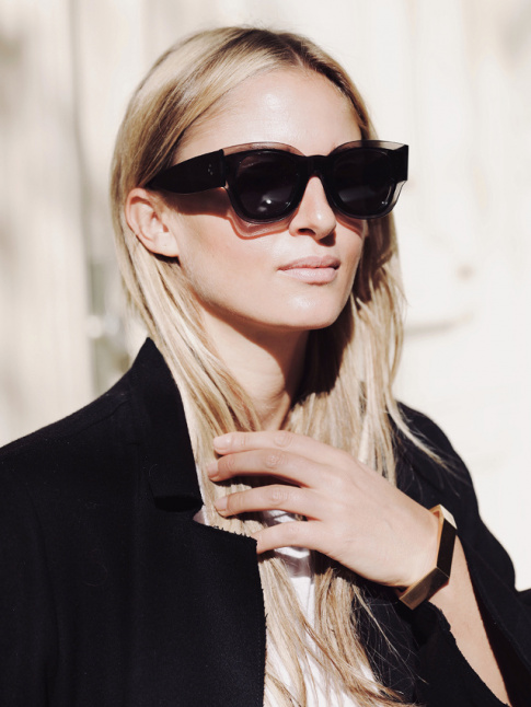 Wanted : d'immenses lunettes noires Cline poque Phoebe !