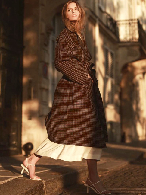 Difficile de faire plus romantique qu'un ample manteau masculin ceintur sur une tenue dlicate...
