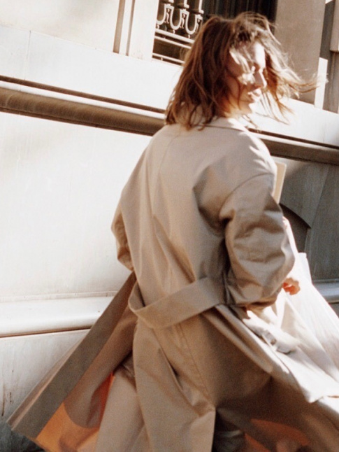 Saupoudrer son trench-coat de joie de vivre : rien de tel pour le rendre photognique !