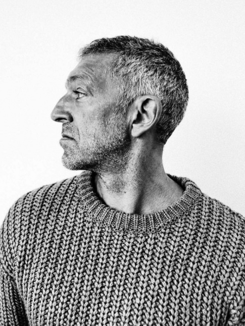 Pull pais + barbe de trois jours = le bon mix