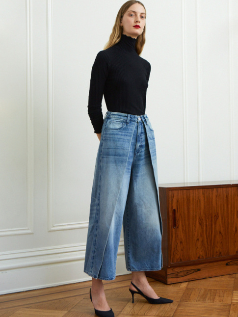 Quand il se fait lgrement conceptuel, le jean large se rvle idal pour twister le duo sous pull noir/escarpins carbone
