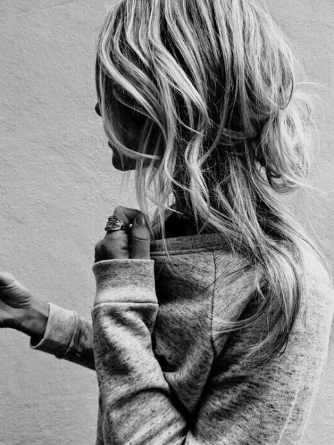 Cheveux  peine coiffs + petit sweat ultra confortable = la dgaine parfaite pour une journe cocooning
