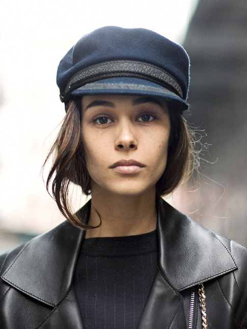 Casquette de marin bleu marine + veste en cuir noir = le bon mix