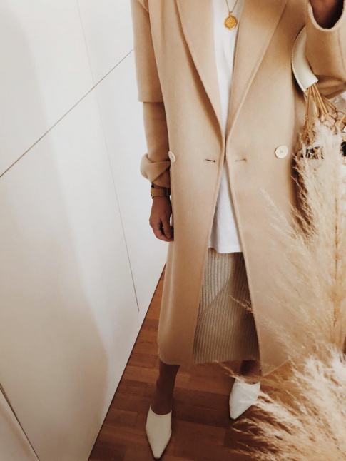 Travaill sur une tonalit contemporaine, le duo blanc/camel gagne en caractre