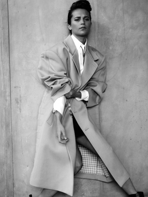 Le style rtro glamour se marie curieusement bien  l'nergie boyish d'Alicia Vikander !
