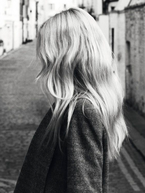 Longue chevelure blonde dsinvolte + blazer tweed = le bon mix
