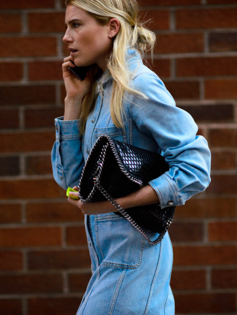 Rien de tel qu'un sac  main noir rutilant pour rehausser le style du denim bleu dlav !
