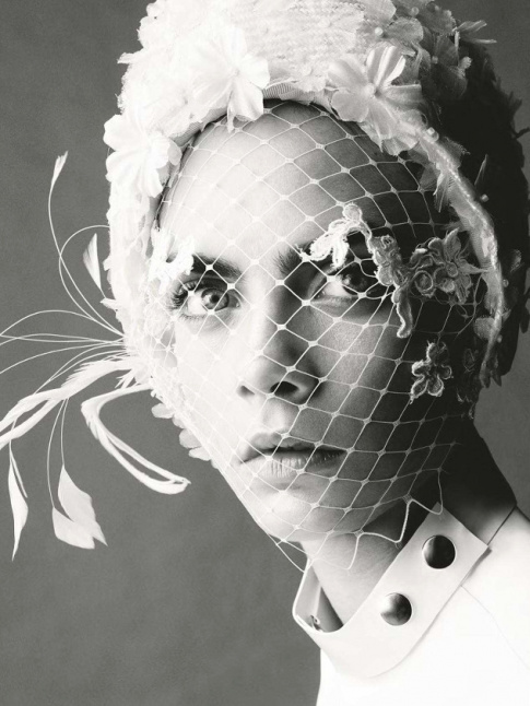 Mlant voilette, plumes et broderies, cette coiffe a tout du parfait accessoire pour un mariage hivernal !