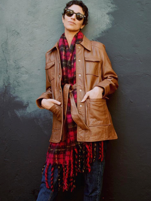 Veste en cuir caramel + maxi charpe tartan = le bon mix