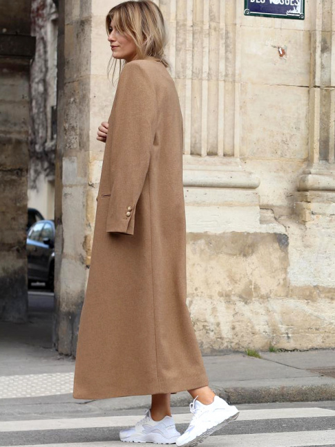 On ne se lasse pas du duo pardessus camel/baskets blanches !