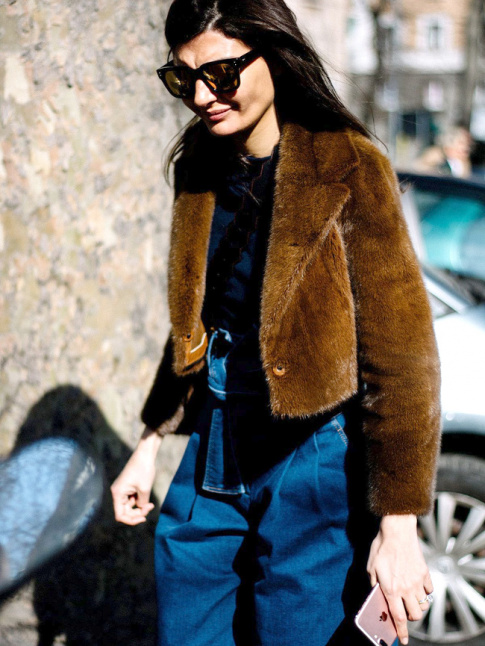 Mlant fausse fourrure et jean carrot indigo, ce look a tout bon !