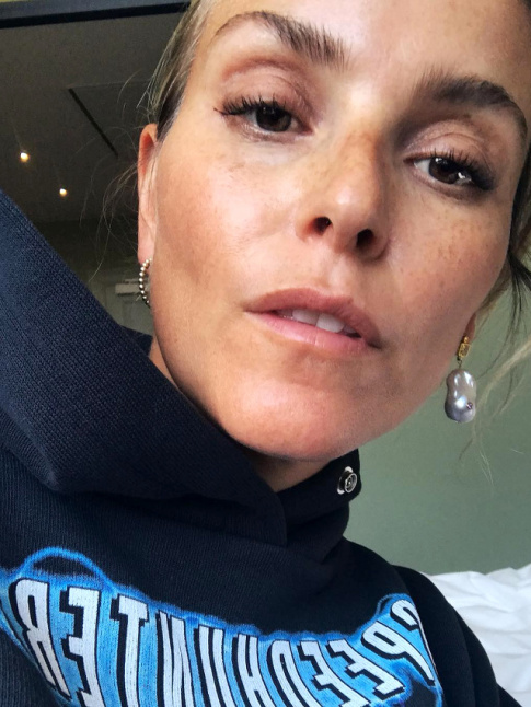 Oui au mix sweat  capuche/boucles d'oreilles prcieuses !