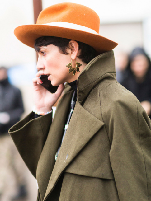 Fdora + maxi boucles d'oreilles + trench XXL = le bon mix