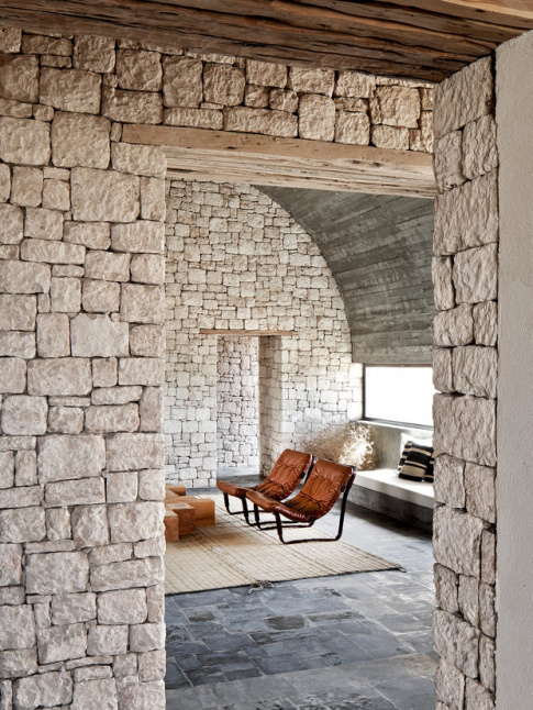 Mur de pierres + mobilier design = le bon mix