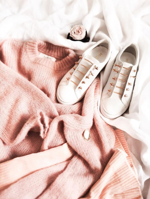 Rien de tel que quelques studs bien placs pour twister un duveteux rose layette !