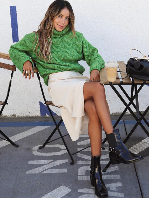 Le gros pull, l'alli du duo jupe midi/jambes nues !