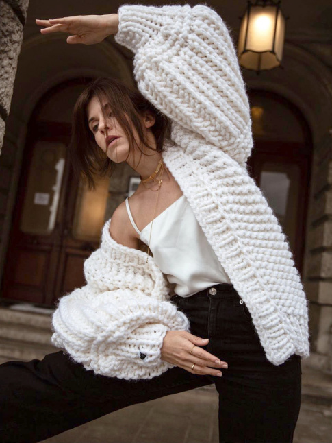 Ce genre de cardigan cocon donne terriblement envie de se mettre au tricot !