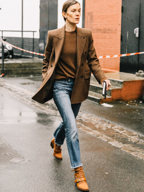 Blazer  carreaux marron + jean clair + bottines camel = le bon mix