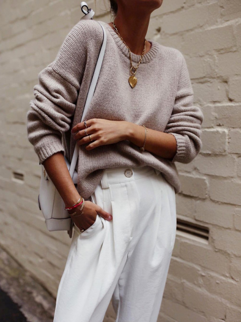 Rien de tel qu'un pull lgrement ample pour rchauffer un pantalon large  pinces !