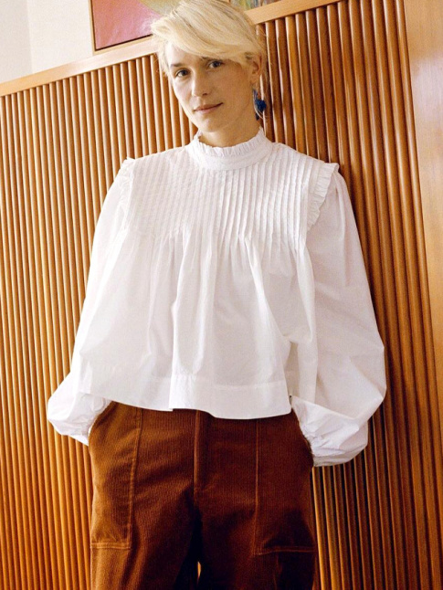 Blouse blanche + pantalon brou de noix = le bon mix