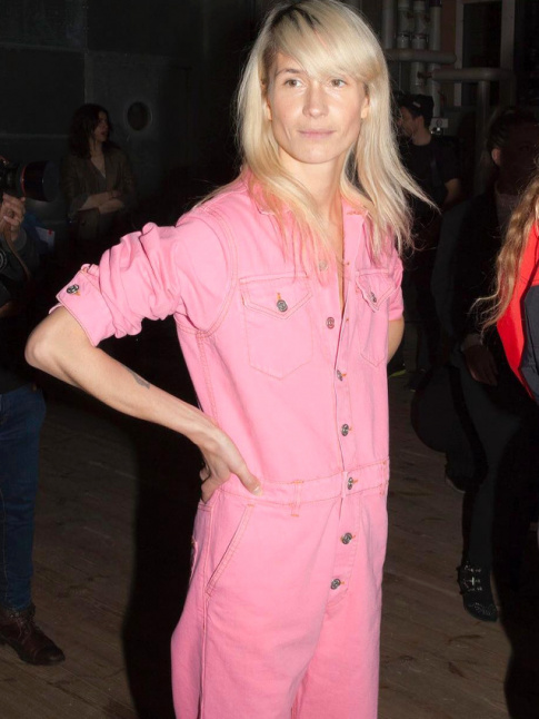 Trait en mode casual, le rose Barbie gagne en attractivit ce qu'il perd en premier degr