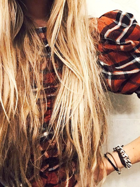 Rien de tel qu'une longue chevelure dore coiffe/dcoiffe pour dsacraliser une robe tartan  manches bouffantes !