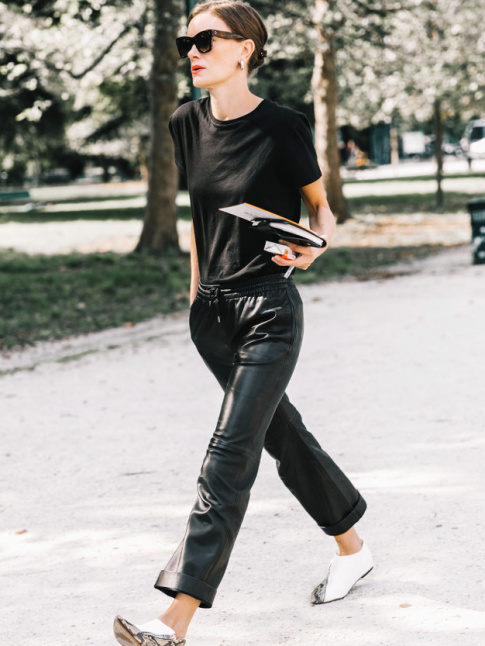 Associ  un simple tee-shirt et une paire de souliers plats, le pantalon en cuir gagne en vidence