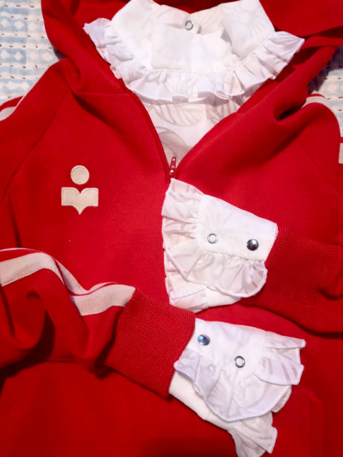 Sweat sporty rtro + blouse  volants = le bon mix