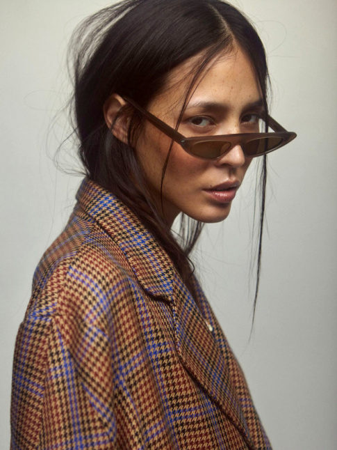Pardessus  carreaux + coiffure dsinvolte + lunettes no cat-eye = le bon mix