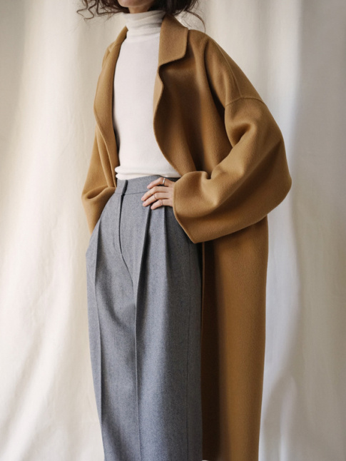 Ample pardessus cocon + sous pull + pantalon  pinces = le bon mix